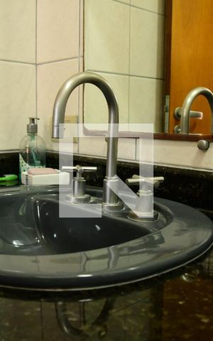 Casa de condomínio para alugar com 380m², 4 quartos e 4 vagasBanheiro da Suíte 3