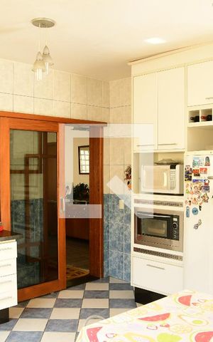 Casa de condomínio para alugar com 380m², 4 quartos e 4 vagasCozinha