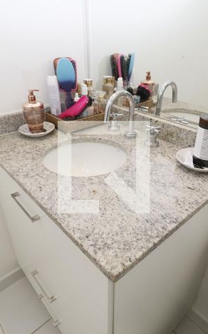 Apartamento à venda com 64m², 2 quartos e 1 vagaDetalhe banheiro