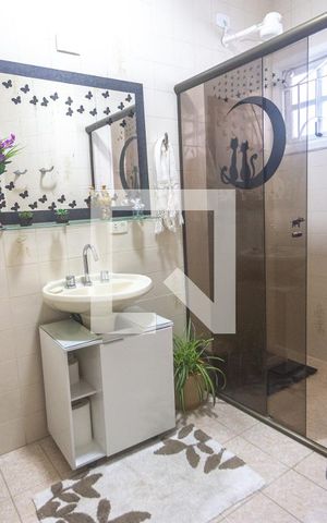 Casa à venda com 237m², 3 quartos e 4 vagas Casa à venda com 237m², 3 quartos e 4 vagasBanheiro social