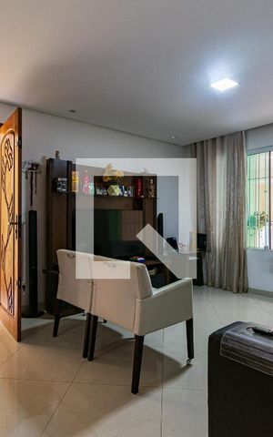 Casa à venda com 100m², 3 quartos e 2 vagas Casa à venda com 100m², 3 quartos e 2 vagasSala