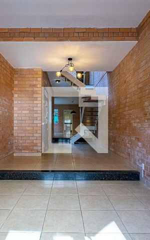 Casa para alugar com 260m², 3 quartos e 5 vagas Casa para alugar com 260m², 3 quartos e 5 vagasSala