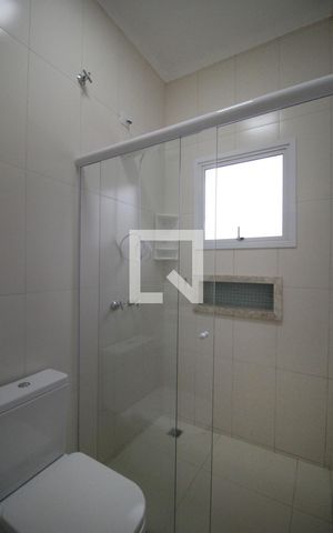 Casa de condomínio para alugar com 450m², 4 quartos e 5 vagasBanheiro da Suíte 1