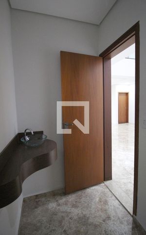 Casa de condomínio para alugar com 450m², 4 quartos e 5 vagasLavabo