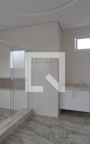 Casa de condomínio para alugar com 450m², 4 quartos e 5 vagasBanheiro da Suíte master