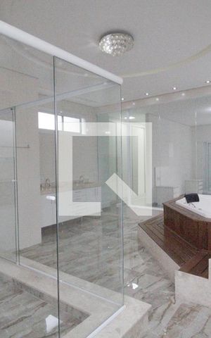 Casa de condomínio para alugar com 450m², 4 quartos e 5 vagasBanheiro da Suíte master