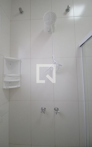 Casa de condomínio para alugar com 450m², 4 quartos e 5 vagasBanheiro da Suíte 3