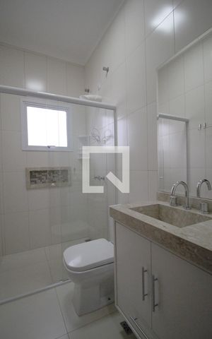 Casa de condomínio para alugar com 450m², 4 quartos e 5 vagasBanheiro da Suíte 3