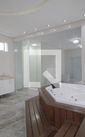 Casa de condomínio para alugar com 450m², 4 quartos e 5 vagasBanheiro da Suíte master