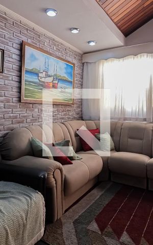 Casa à venda com 240m², 4 quartos e 3 vagas Casa à venda com 240m², 4 quartos e 3 vagasSala