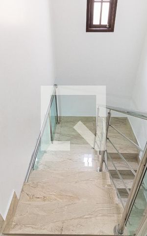 Casa à venda com 130m², 3 quartos e 3 vagas Casa à venda com 130m², 3 quartos e 3 vagasEscada
