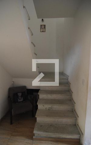 Casa de condomínio à venda com 150m², 4 quartos e 3 vagasEscada