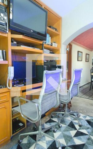 Casa à venda com 300m², 3 quartos e 5 vagas Casa à venda com 300m², 3 quartos e 5 vagasEscritório