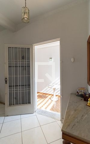 Casa à venda com 161m², 3 quartos e 3 vagas Casa à venda com 161m², 3 quartos e 3 vagasEntrada