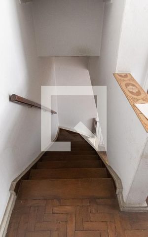 Casa à venda com 161m², 3 quartos e 3 vagas Casa à venda com 161m², 3 quartos e 3 vagasEscada de Acesso Para a Edícula