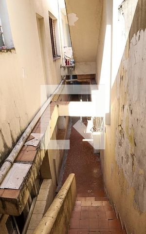 Casa à venda com 147m², 3 quartos e 2 vagas Casa à venda com 147m², 3 quartos e 2 vagasEscada da cozinha para o subsolo