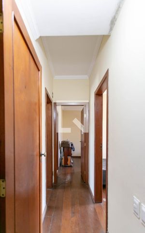 Casa à venda com 580m², 7 quartos e 6 vagas Casa à venda com 580m², 7 quartos e 6 vagasCorredor