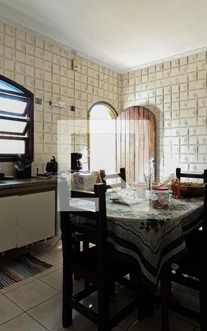 Casa para alugar com 200m², 4 quartos e 4 vagas Casa para alugar com 200m², 4 quartos e 4 vagasCozinha