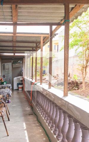 Casa à venda com 561m², 5 quartos e 4 vagas Casa à venda com 561m², 5 quartos e 4 vagasVaranda