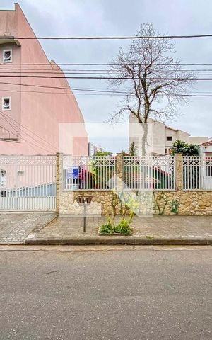 Casa à venda com 561m², 5 quartos e 4 vagas Casa à venda com 561m², 5 quartos e 4 vagasFachada