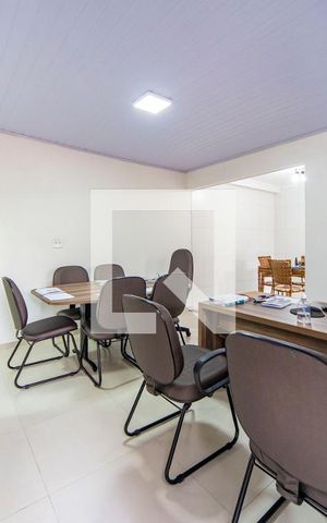 Casa à venda com 561m², 5 quartos e 4 vagas Casa à venda com 561m², 5 quartos e 4 vagasSala