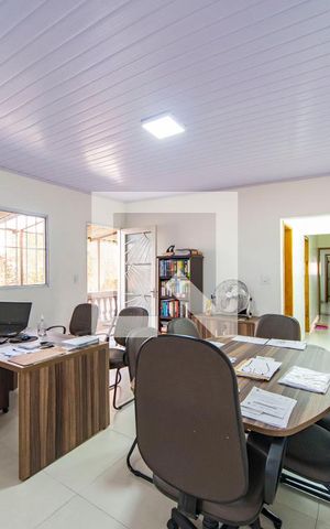 Casa à venda com 561m², 5 quartos e 4 vagas Casa à venda com 561m², 5 quartos e 4 vagasSala