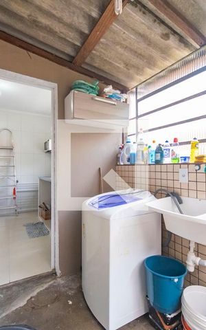 Casa à venda com 561m², 5 quartos e 4 vagas Casa à venda com 561m², 5 quartos e 4 vagasÁrea de Serviço