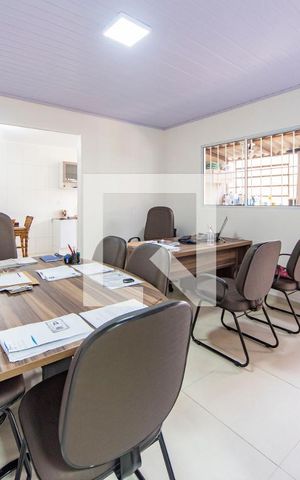 Casa à venda com 561m², 5 quartos e 4 vagas Casa à venda com 561m², 5 quartos e 4 vagasSala