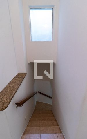 Casa à venda com 100m², 2 quartos e 2 vagasEscada