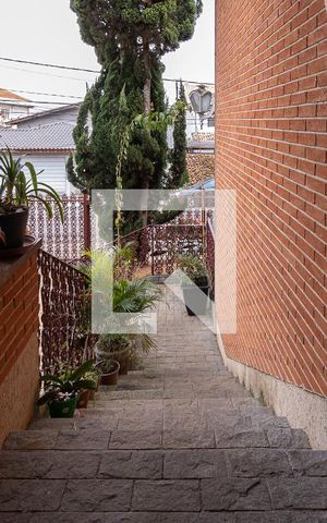 Casa à venda com 420m², 3 quartos e 4 vagas Casa à venda com 420m², 3 quartos e 4 vagasEscadas