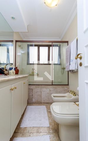 Apartamento à venda com 440m², 4 quartos e 5 vagas Apartamento à venda com 440m², 4 quartos e 5 vagasBanheiro da Suíte