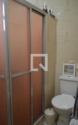 Casa à venda com 350m², 3 quartos e 4 vagasBanheiro de Serviço