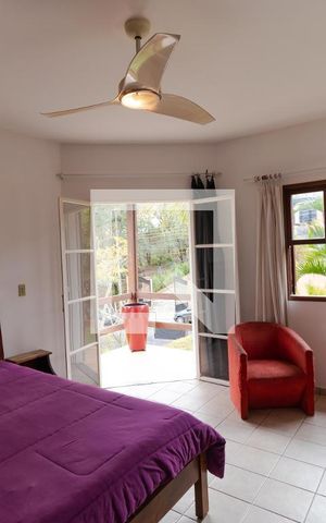 Casa de condomínio à venda com 340m², 3 quartos e 4 vagas Casa de condomínio à venda com 340m², 3 quartos e 4 vagasSuíte