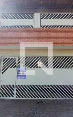 Casa à venda com 192m², 3 quartos e 2 vagas Casa à venda com 192m², 3 quartos e 2 vagasFachada
