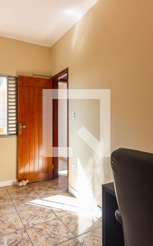 Casa à venda com 192m², 3 quartos e 2 vagas Casa à venda com 192m², 3 quartos e 2 vagasEscritório