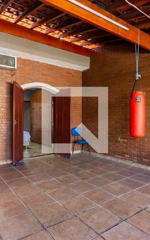Casa à venda com 192m², 3 quartos e 2 vagas Casa à venda com 192m², 3 quartos e 2 vagasSacada
