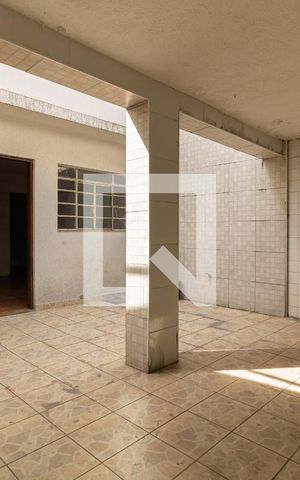 Casa à venda com 236m², 5 quartos e 4 vagas Casa à venda com 236m², 5 quartos e 4 vagasQuintal e Lavanderia da Casa 1