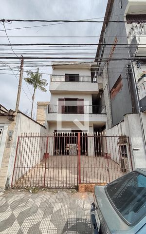 Casa à venda com 236m², 5 quartos e 4 vagas Casa à venda com 236m², 5 quartos e 4 vagasFachada
