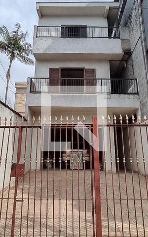 Casa à venda com 236m², 5 quartos e 4 vagas Casa à venda com 236m², 5 quartos e 4 vagasFachada
