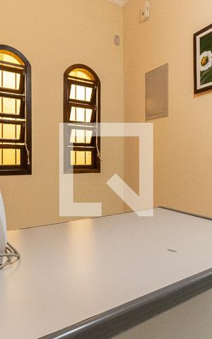 Casa à venda com 350m², 4 quartos e 4 vagas Casa à venda com 350m², 4 quartos e 4 vagasEscritório