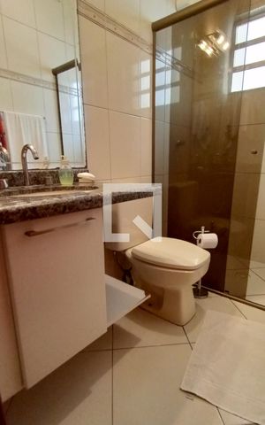 Casa à venda com 150m², 3 quartos e 2 vagas Casa à venda com 150m², 3 quartos e 2 vagasBanheiro 1