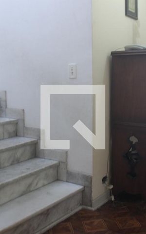 Casa à venda com 250m², 4 quartos e 2 vagasEscada
