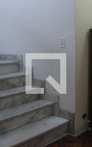 Casa à venda com 250m², 4 quartos e 2 vagasEscada