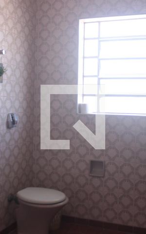 Casa à venda com 250m², 4 quartos e 2 vagasBanheiro do corredor