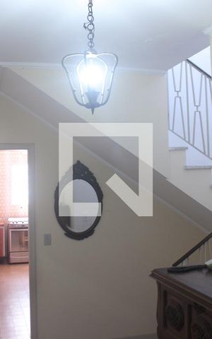 Casa à venda com 250m², 4 quartos e 2 vagasEscada