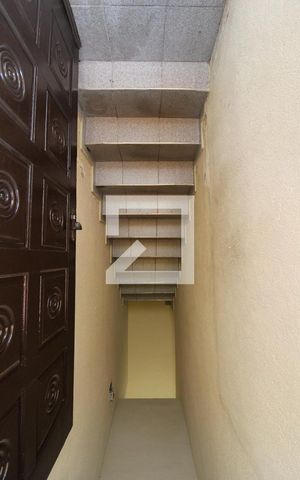 Casa para alugar com 70m², 2 quartos e 1 vagaEscada