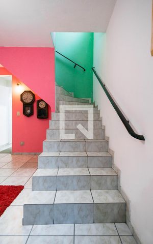 Casa à venda com 150m², 3 quartos e 2 vagas Casa à venda com 150m², 3 quartos e 2 vagasEscadas