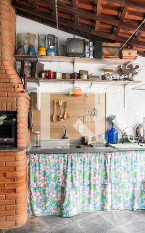 Casa à venda com 150m², 3 quartos e 2 vagas Casa à venda com 150m², 3 quartos e 2 vagasChurrasqueira