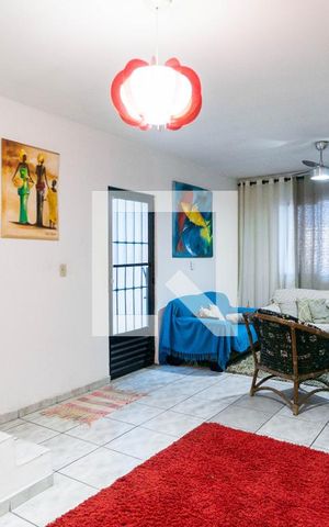 Casa à venda com 150m², 3 quartos e 2 vagas Casa à venda com 150m², 3 quartos e 2 vagasSala