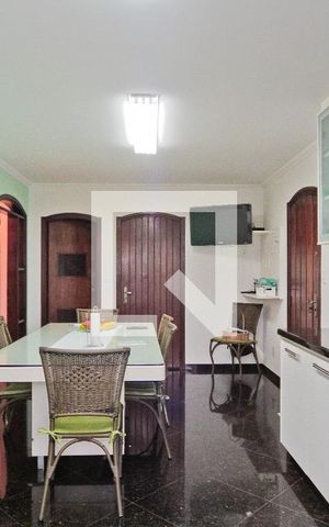 Casa à venda com 530m², 4 quartos e 6 vagas Casa à venda com 530m², 4 quartos e 6 vagasCozinha